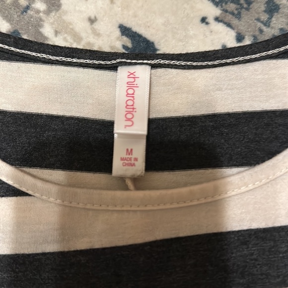 Xhilaration Women’s Striped Short Sleeve Tie Front Knit Top size medium - Picture 3 of 8